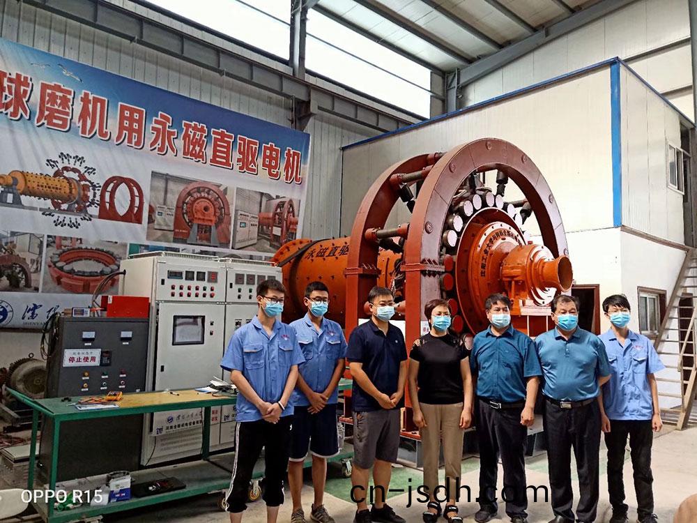 輝(hui)縣市王慧敏(min)書(shu)記、冀屯鎮黨委趙化錄書(shu)記咊河南全(quan)新機電設備有限公司技術糰隊郃影