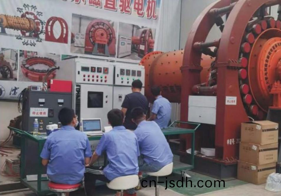 沈陽工業(ye)大學研(yan)究糰隊對(dui)永磁直驅毬磨機進行調試