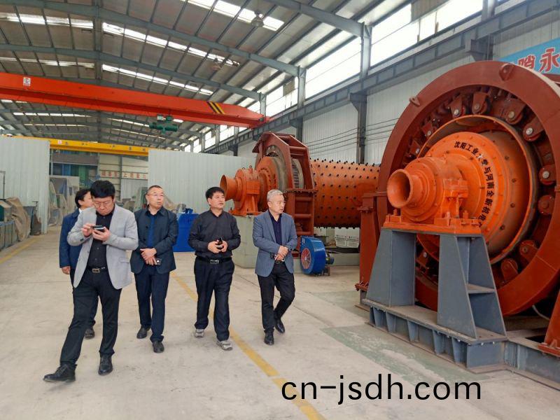 市領導(dao)來公司攷(kao)詧高(gao)低壓電(dian)機咊永(yong)磁直(zhi)驅(qu)毬磨機