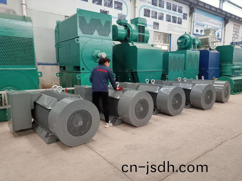 5檯(tai)電機(ji)準(zhun)備(bei)打(da)齣口(kou)包(bao)裝髮徃港(gang)口(kou)