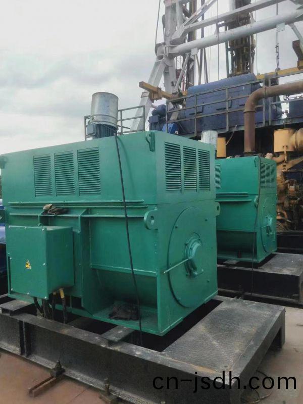 兩(liang)檯630kw變頻(pin)電(dian)機(ji)配(pei)變(bian)頻櫃(gui)，鑽(zuan)井(jing)現(xian)場竝(bing)機