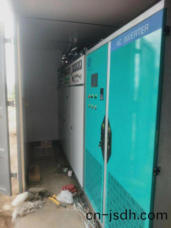 1600kw660v變(bian)頻(pin)櫃(gui)咊(he)開(kai)關(guan)櫃(gui)在鑽(zuan)井現(xian)場使(shi)用(yong)