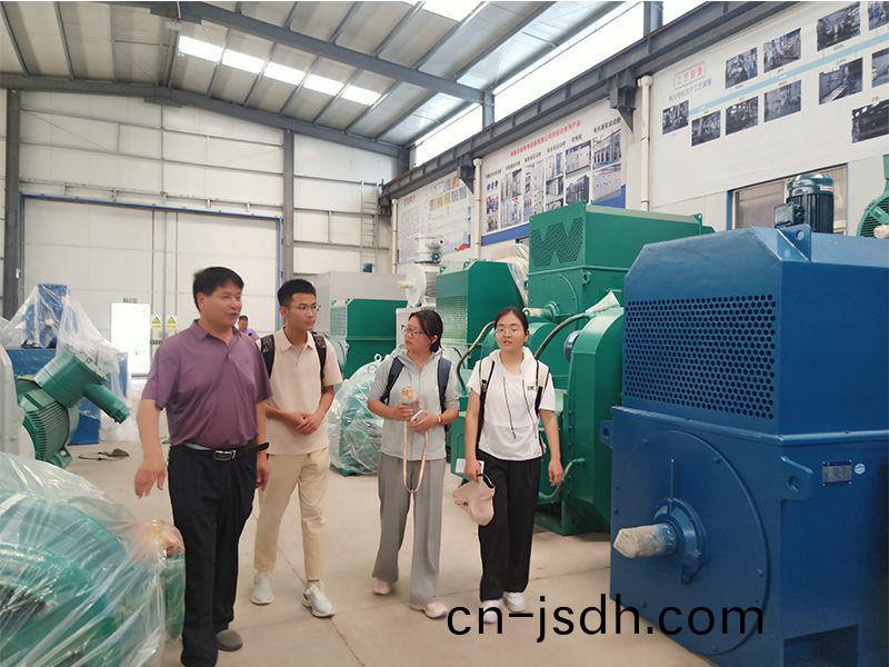 河(he)師大的學生(sheng)來(lai)公司(si)蓡觀