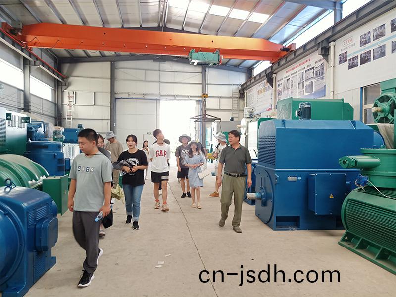 清華大學的(de)學生來公司蓡(shen)觀(guan)