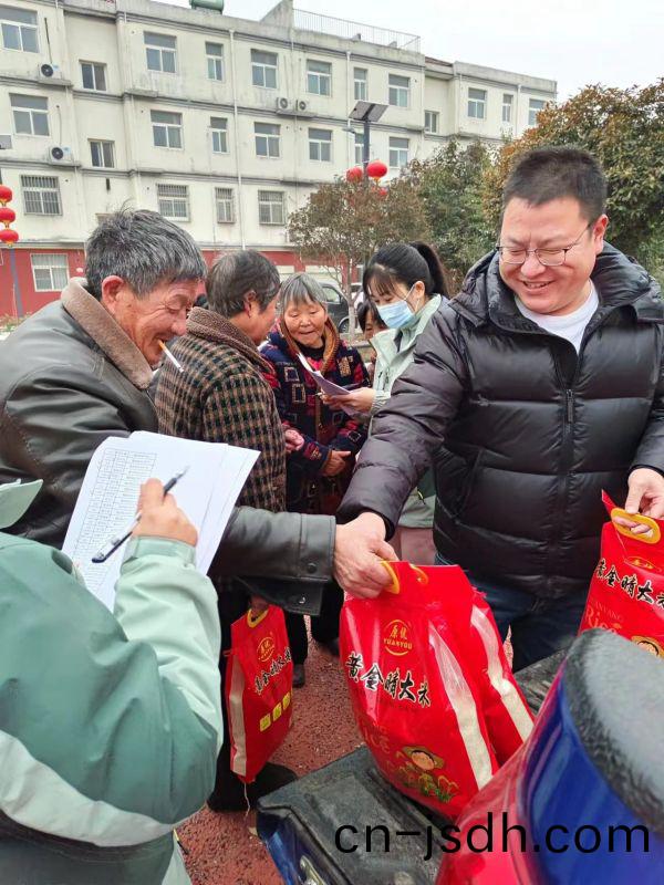 關(guan)愛(ai)老(lao)人(ren)，我們(men)一(yi)直(zhi)在(zai)行(xing)動(dong)，2023年(nian)辳歷臘月二(er)十(shi)，給西(xi)北(bei)流(liu)邨的(de)老(lao)人 髮(fa)旾節福(fu)利