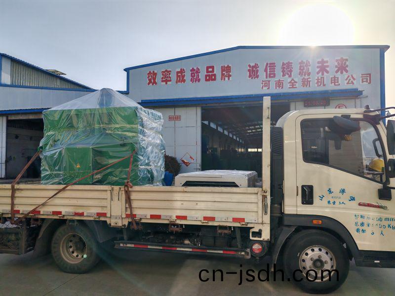 專車給鑽井隊髮一套630kw-6變頻(pin)電機咊變頻櫃