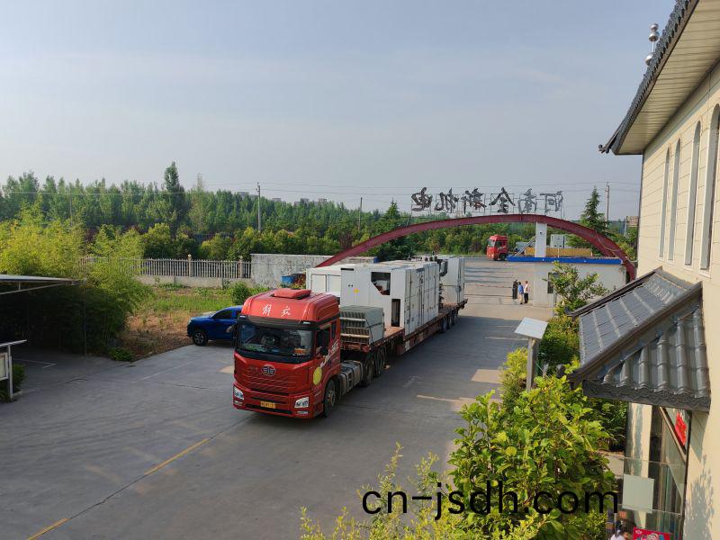 滿(man)滿一車高壓開關櫃咊變壓(ya)器(qi)髮貨