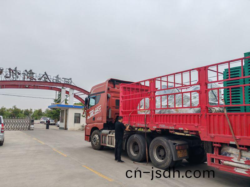 兩檯YQX1000-6/1000KW/660V正壓防爆電(dian)機裝車髮貨鑽井現場