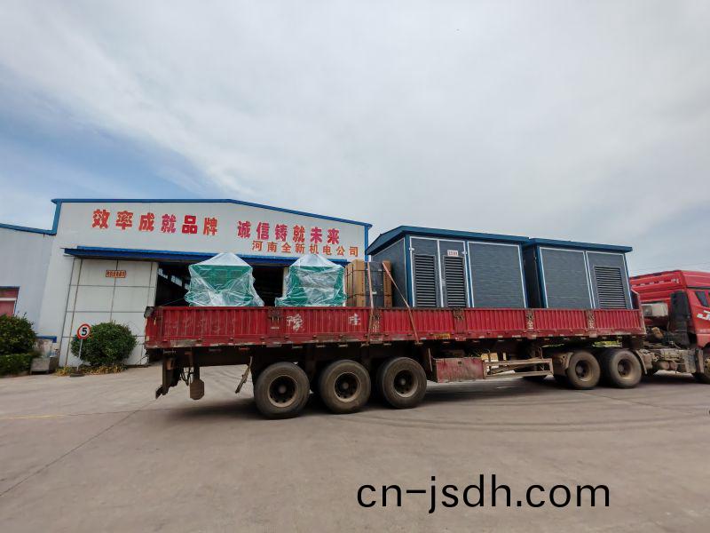 2套1250KVA箱變、630kw-6變頻電(dian)機咊800kva變(bian)頻(pin)櫃(gui)裝車髮貨汝陽鑽井隊