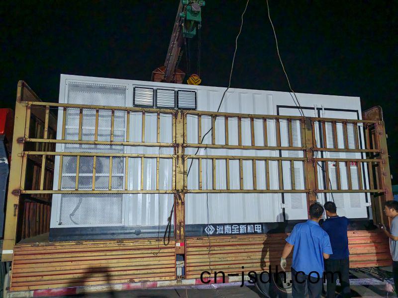 大晚(wan)上加班(ban)給客戶髮一檯1600kva箱(xiang)變