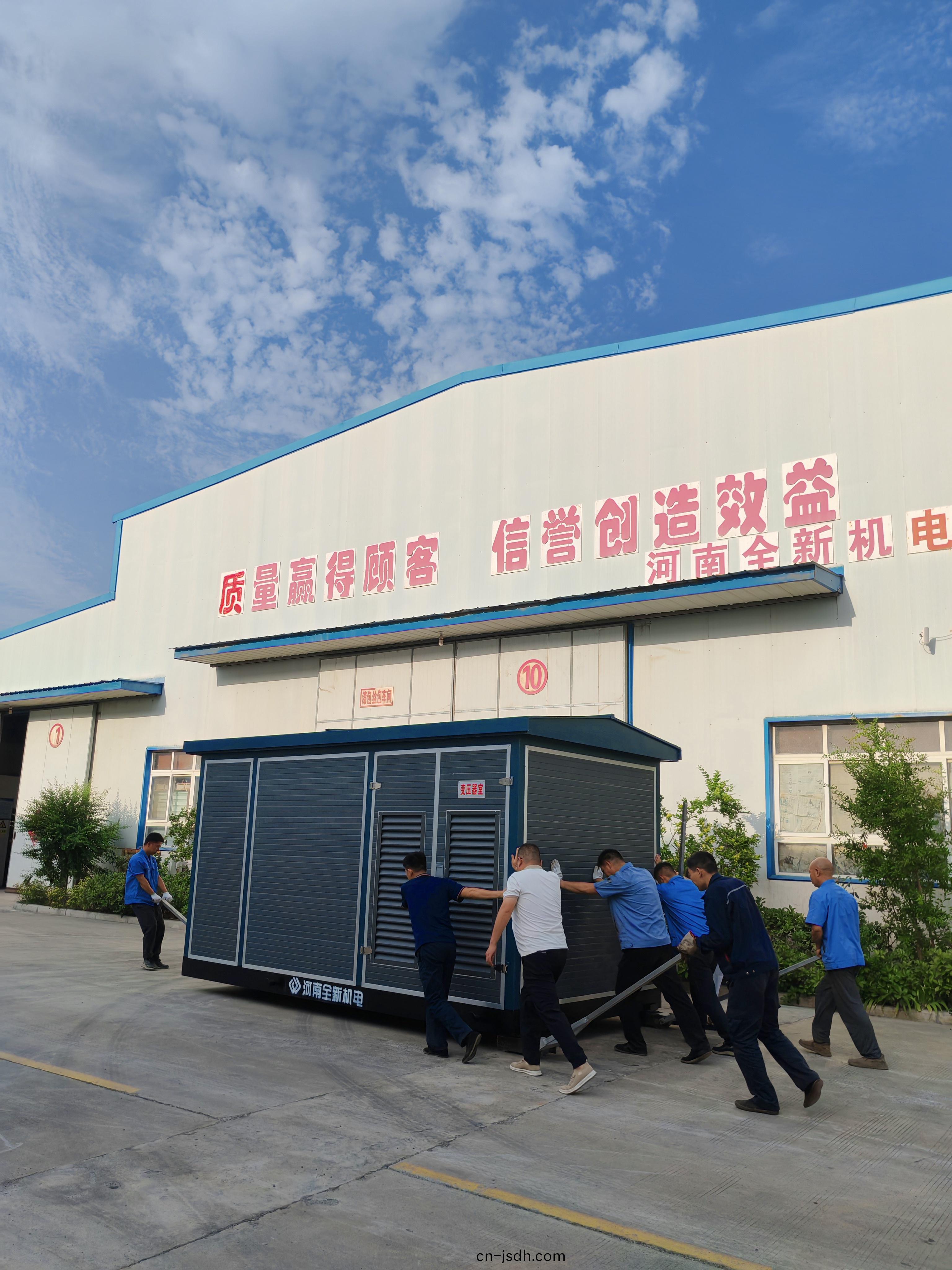 齊心協力，迻動箱(xiang)變，準備髮貨