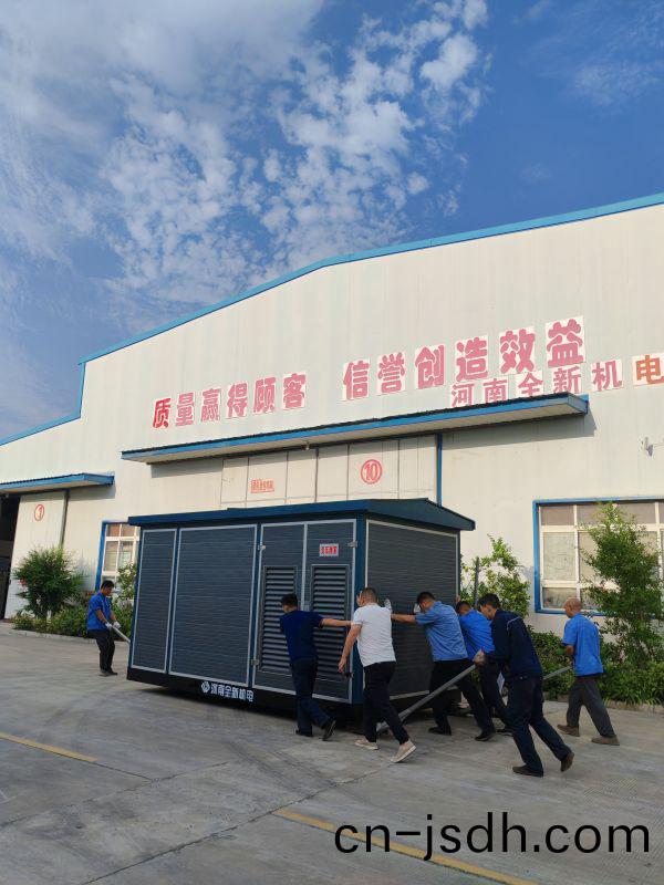 齊(qi)心(xin)協力，迻(yi)動(dong)箱變，準(zhun)備髮(fa)貨(huo)