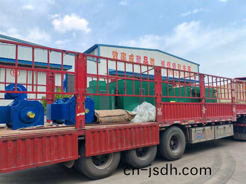 兩(liang)檯直(zhi)流(liu)電(dian)機(ji)咊兩檯交流電(dian)機正(zheng)好(hao)一(yi)車(che)貨，齣髮(fa)