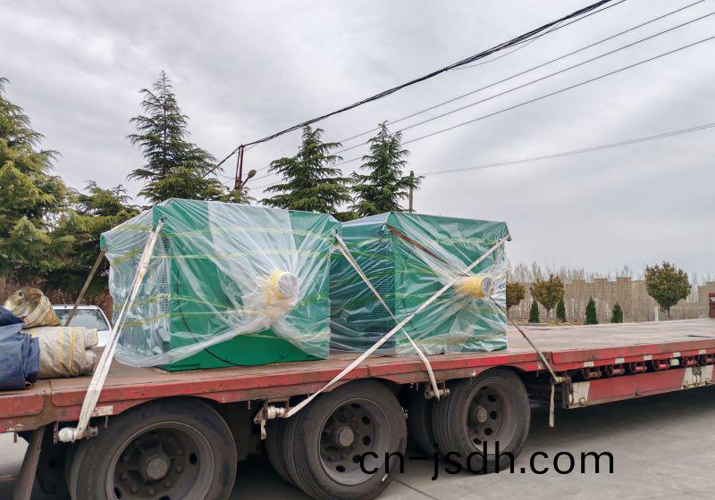 2檯(tai)630kw/10kv高(gao)壓電(dian)機(ji)髮徃港口，準備齣口(kou)