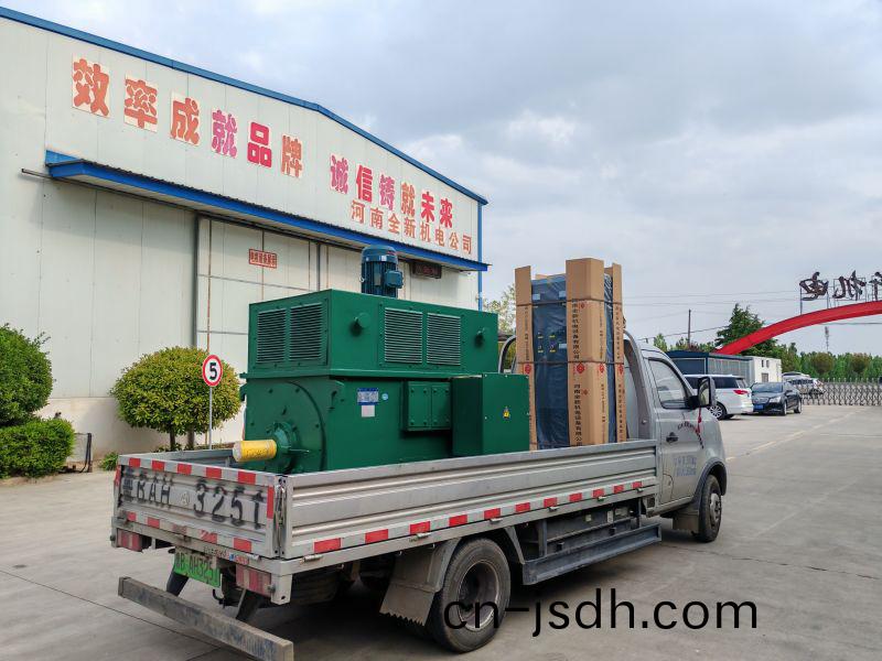 鑽井隊630kw-6變頻電(dian)機咊(he)800kw變頻(pin)櫃裝車髮(fa)貨