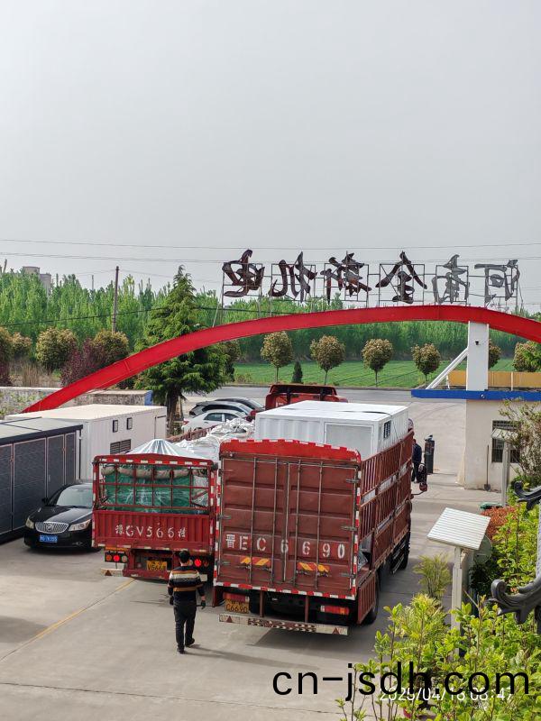 兩(liang)車貨(huo)一(yi)起(qi)髮，箱變咊(he)電(dian)機(ji)